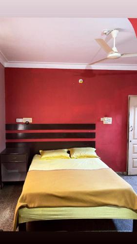 奇克马格尔Empire lodge的卧室设有一张红色的墙壁和一张床