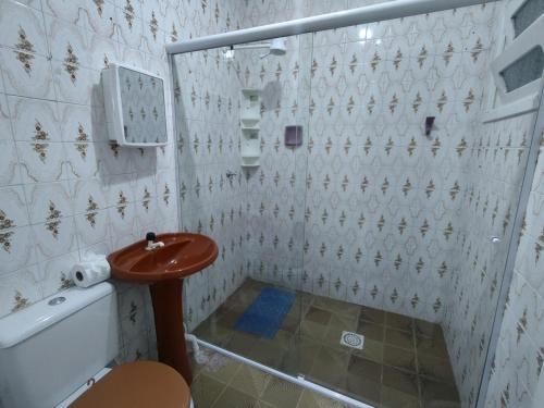 因贝Pousada Golfinhos的一间带卫生间和水槽的浴室
