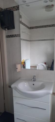 锡塔德SIMLA INDIAAS RESTAURANT VOOR KAMER的客房内的白色盥洗盆浴室