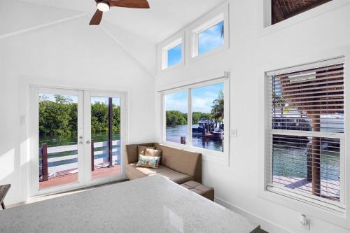 JewfishTiny Home on Waterfront, Bay Views, Deck, Pool的一间设有窗户并享有水景的用餐室