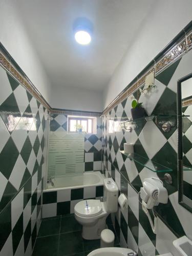 贝赫尔-德拉弗龙特拉Casa Calle的浴室设有黑色和白色的瓷砖墙