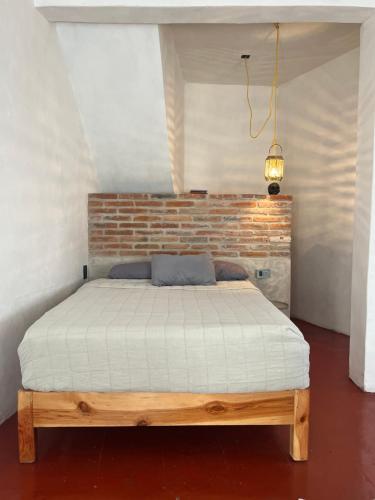 塔斯科·德·阿拉尔孔Casa Roma的砖墙房间的一个床位