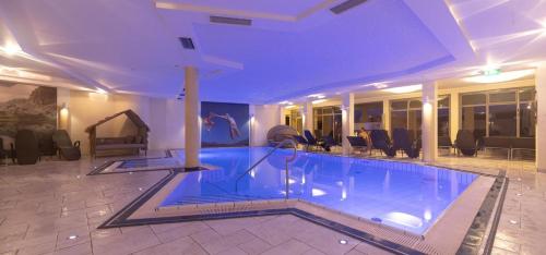 普雷瑟格尔塞阿尔盆亚德里亚酒店 的在酒店房间的一个大型游泳池