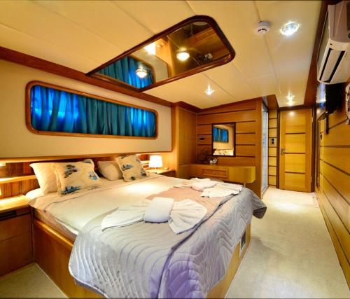 费特希耶Hayat Bu, Boot的船上的卧室,配有大床