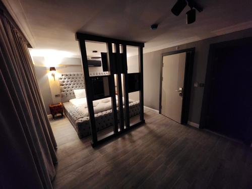 KonakTALLES CITY HOTEL的一间卧室配有一张床和一面大镜子