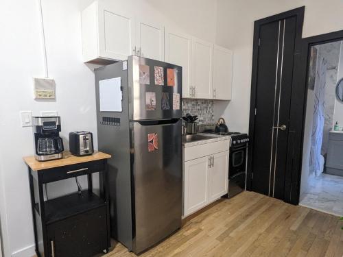 纽约Studio in Union Square的厨房配有不锈钢冰箱和水槽