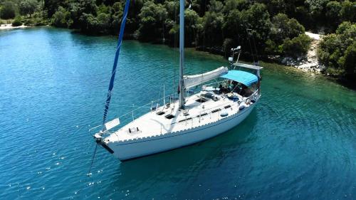 皮昂比诺XSail mediterraneo sport experience的河上水中的白船