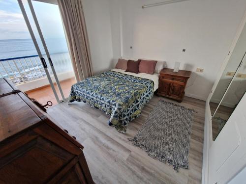 巴哈马尔Bajamar Oasis的一间卧室配有一张床,享有海景