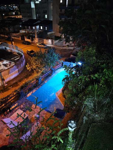 乌巴图巴Apartamentos Casa da Pedra的享有游泳池的顶部景色