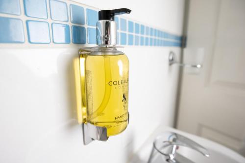 惠特比Number 7 Guest House的浴室墙上挂着一瓶肥皂