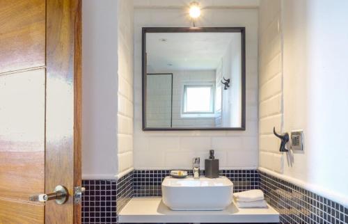 蓬塔卡纳Honky Tonk Punta Cana的一间带水槽和镜子的浴室
