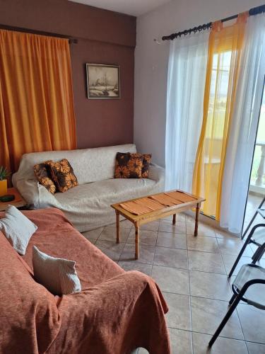 利马索尔艾琳娜斯公寓的带沙发和咖啡桌的客厅