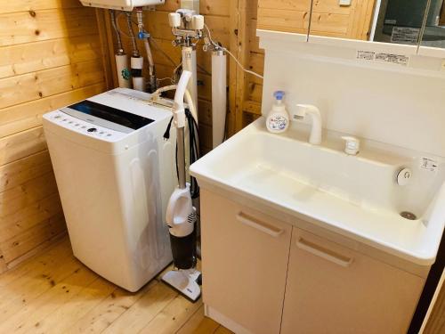 网走市Shirakaba no mori Cottage - Vacation STAY 90522v的一间带水槽和洗衣机的浴室