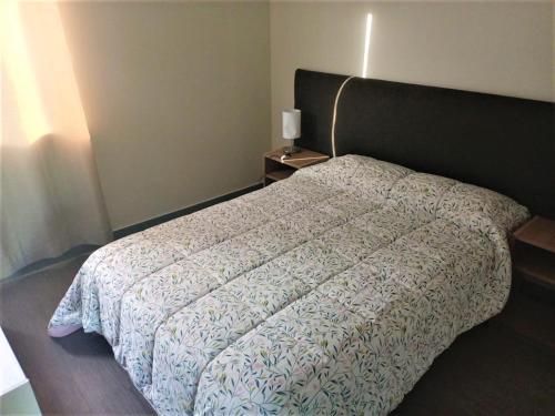 塞鲁阿苏尔Condominio Rinconada de Cerro Azul的卧室配有带白色棉被的床