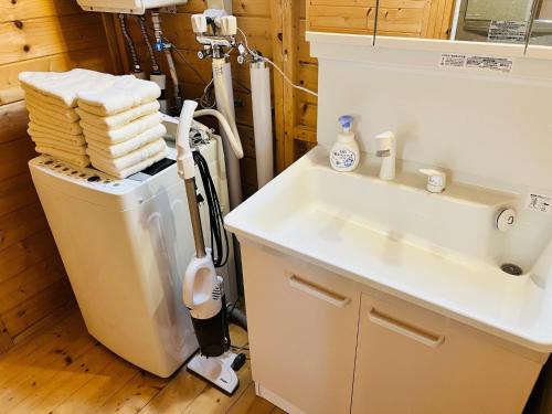 网走市Shirakaba no mori Cottage - Vacation STAY 01176v的浴室配有盥洗盆、卫生间和毛巾。