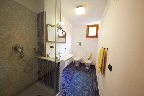 切法卢Gioeni Apartment的带淋浴和卫生间的浴室。