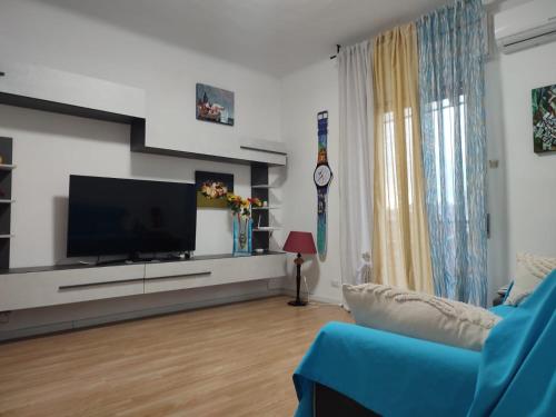 塔兰托ETRA Casa Vacanza的客厅配有电视和蓝色沙发。