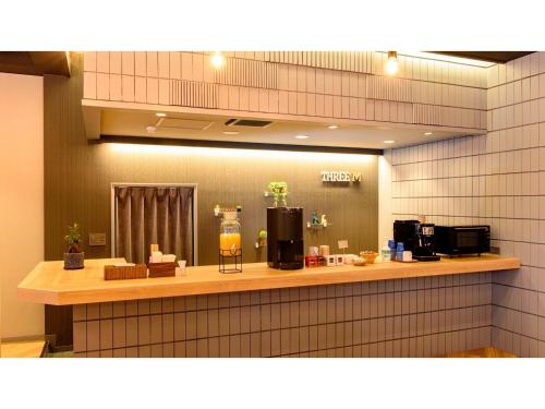 俱知安町Hotel Three M - Vacation STAY 93399v的一间厨房,在房间内配有柜台