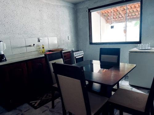 圣若热岛Casa Tamboril的厨房配有木桌和桌椅