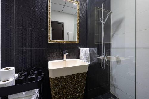 迪拜Dubai Sleek & Cozy Space的一间带水槽和镜子的浴室