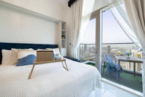 迪拜Dubai Sleek & Cozy Space的一间卧室设有一张床和一个大窗户