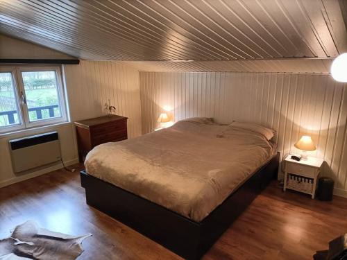拉罗什-阿登vakantiewoning Clair de lune minimum 2 nachten的一间卧室设有一张木天花板床。