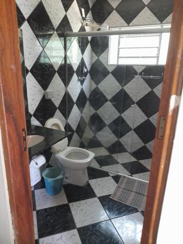 皮拉茹Hotel Fazenda Recanto do Monte Alegre的一间带卫生间的浴室以及黑色和白色的瓷砖墙。