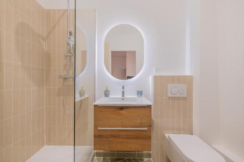 普罗旺斯艾克斯Appartement de Charme的浴室配有盥洗盆和带镜子的淋浴
