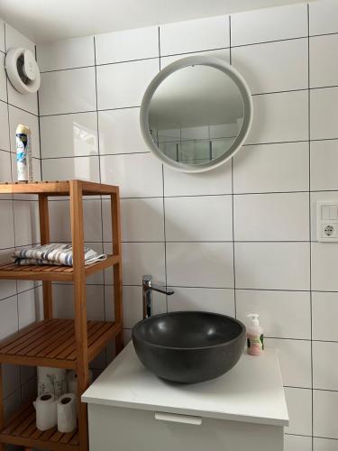 斯德哥尔摩Gästhus nära city och Älvsjömässan的浴室设有黑色水槽和镜子