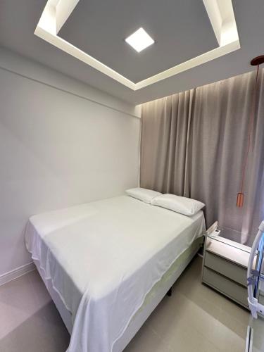萨尔瓦多Apartamento lindo e completo em Salvador的一间医院房间,配有白色床单