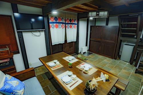四街道市Ichishuku Ikkei Issei-Chiba Prefecture Yotsukaido - Vacation STAY 16242的客房享有空中景致,设有带桌子的厨房