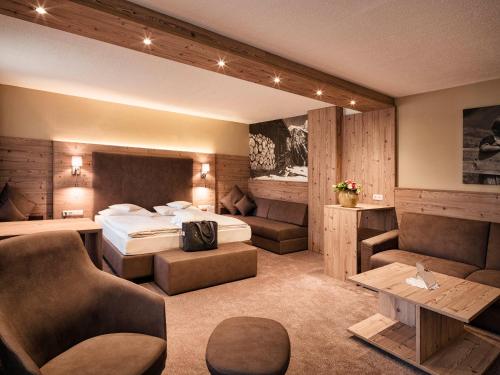 富尔普梅斯Alpinresort Stubaierhof ****s的酒店客房,配有床和沙发