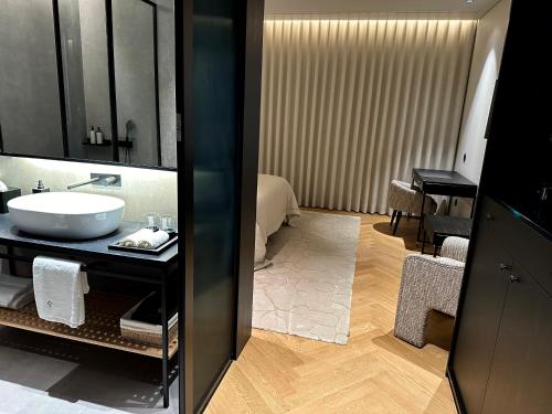 布拉加Palatial Suites的一间带水槽和镜子的浴室