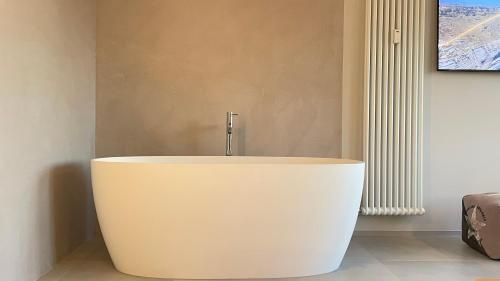 比萨美地西奥42号公寓的配有暖气的客房内的白色浴缸