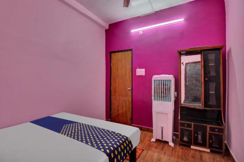 那格浦尔SPOT ON Hotel BRC Inn的一间设有两张床和紫色墙壁的客房