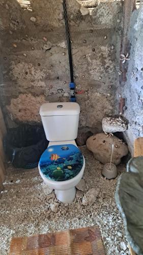 PuahuaMahana Tua Lodge Huahine的浴室设有卫生间,上面有鱼缸