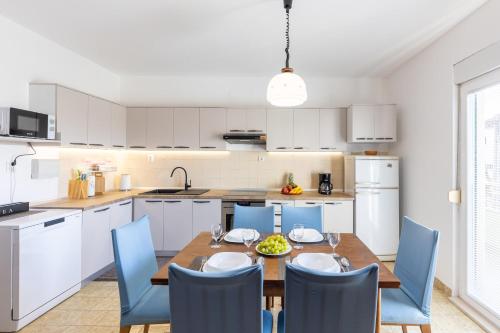 斯塔布鲁克Apartment Blue的厨房配有木桌和蓝色椅子