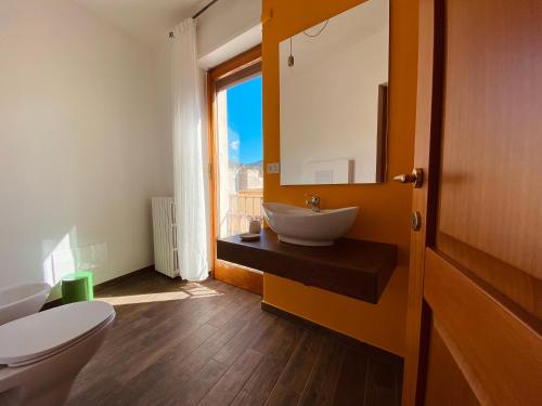 努奥罗Carrales Guest House的一间带水槽和卫生间的浴室