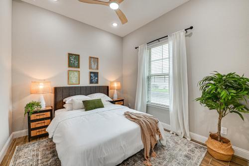 麦金尼Lovely McKinney Home with Patio - 1 Mi to Downtown!的卧室配有白色的床和窗户。