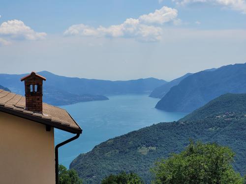 波斯科Peace and Lake Mountain Lake Iseo Hospitality的享有水体景观的建筑