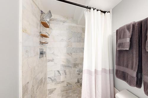 大学公园市Downtown Retreat - Your Urban Oasis的一间带白色淋浴帘的浴室