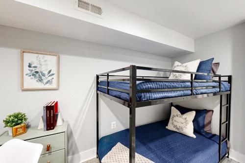 大学公园市Downtown Retreat - Your Urban Oasis的一间卧室配有两张双层床。