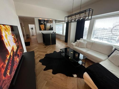 瓦萨Rewell Suite - Central location and nice view!的客厅配有白色沙发和电视