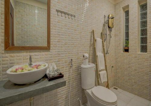 暹粒Punleu Raksmey Boutique的浴室配有盥洗盆、卫生间和浴缸。