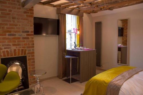 牛津亨利旅馆的一间卧室配有一张床、一张桌子和一个壁炉