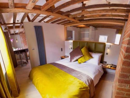 牛津亨利旅馆的一间卧室,卧室内配有一张大床