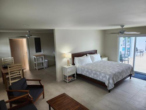 萨尼贝尔Sunshine Island Inn的一间卧室设有一张床和一间客厅。
