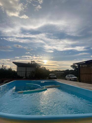 戈亚斯州上帕莱索Dolaço na Chapada- Hospedagem的游泳池,享有阳光背景