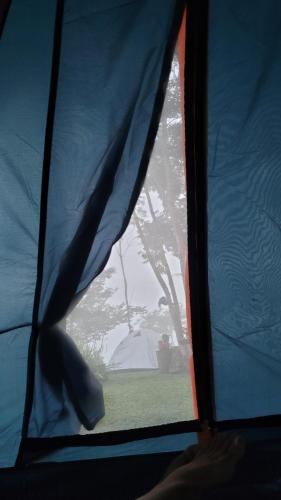 维索萨-杜塞阿拉Porto das Nuvens的帐篷窗户的景色