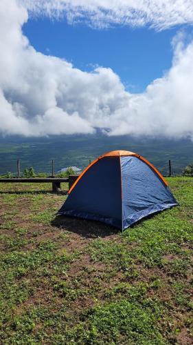 维索萨-杜塞阿拉Porto das Nuvens的蓝色和橙色的帐篷,位于田野中
